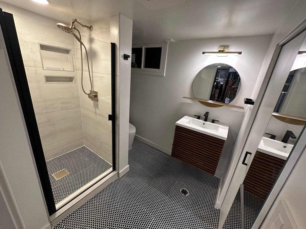 basemenetbathroomend